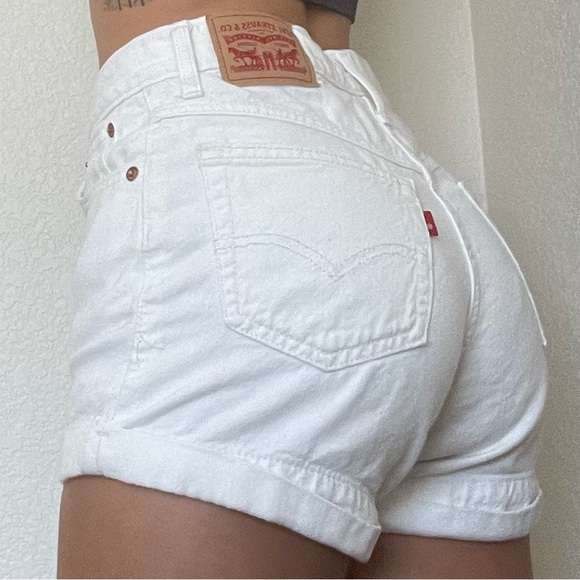 White Levi’s A-Line Mom Jean Shorts - Picture 4 of 6